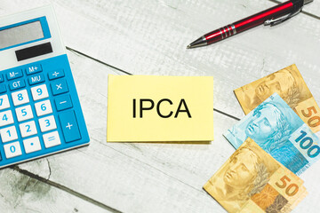 A sigla IPCA referente ao Índice Nacional de Preços ao Consumidor Amplo escrita em um pedaço de...