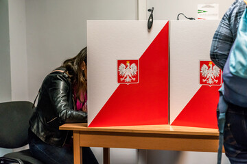 10.21.2018 Poland, Warsaw - local authorities polling
 - obrazy, fototapety, plakaty