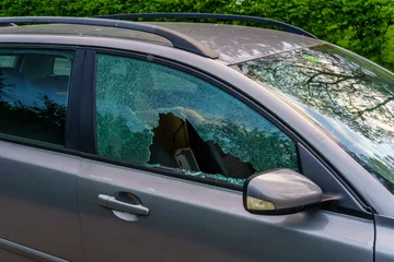 Fototapete Schiffswrack Broken front car window glass 