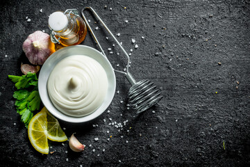 Mayonnaise with parsley, olive oil and lemon slices.