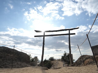 青空の下たたずむ鳥居