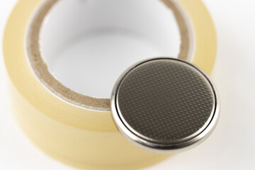 ボタン電池を絶縁して廃棄するイメージ