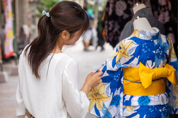 浴衣を選ぶ女性　Japan
