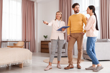 Fototapeta premium Real estate agent working with couple in new apartment