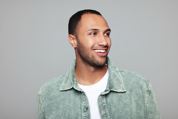 Obraz premium Portrait of smiling African American man on light grey background