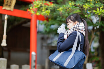 合格祈願をする学生