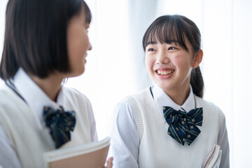 おしゃべりする学生