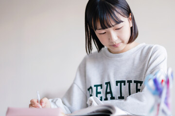 家で勉強する学生