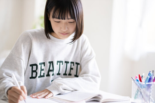 家で勉強する学生