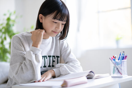 家で勉強する学生