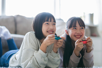 ゲームをする女の子