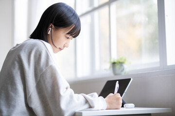 自宅で勉強する女の子