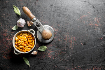 Fragrant canned honey agaric.
