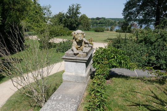 Hundeskulptur im Schlosspark Babelsberg in Potsdam