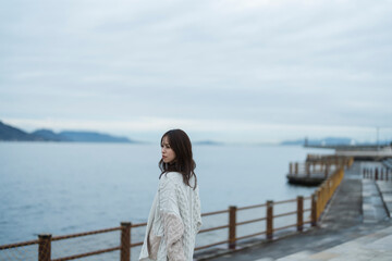 Fototapeta premium 海にいる女性