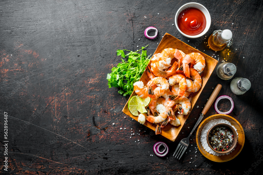 Poster homemade shrimps with parsley and lime slices.