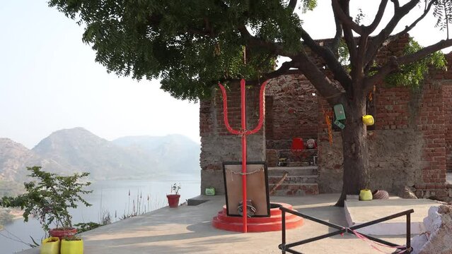 Bahubali Hills, Udaipur, Rajasthan, India 28th December 2022: Popular prewedding destination and trekking spot near Udaipur. View of Bahubali hill and Badi lake near Barda village
