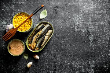 Open tin cans of canned food.