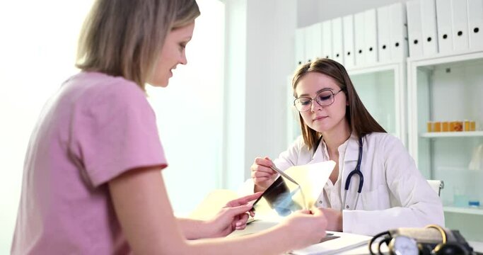 Doctor shows patient x-ray of lungs closeup