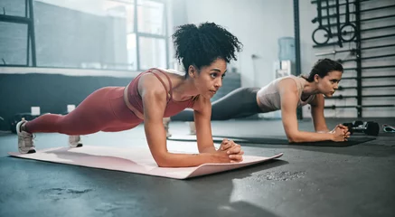 Papier Peint photo Fitness Girl friends, plank and gym fitness of women doing exercise, workout and body wellness. Motivation, woman focus and challenge of people in sports training and athlete class exercising for health