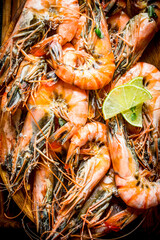 Fragrant shrimps with slices of lime.