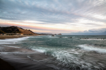 	福島県いわき市　高波荒れる波立海岸弁天島の朝