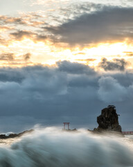 	福島県いわき市　高波荒れる波立海岸弁天島の朝