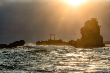 	福島県いわき市　高波荒れる波立海岸弁天島の朝