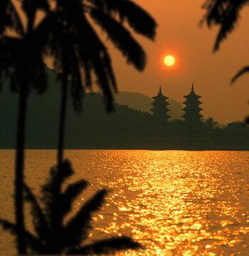 Tiger-Dragon-Pagoda, Lotus Lake