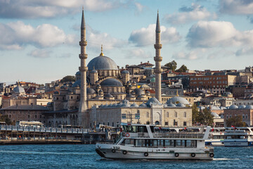 Obraz premium Istanbul. Beautiful view of Eminonu area in Fatih area on the Golden Horn with Suleymaniye Mosque on a cloudy day