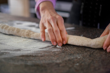  	生地を手で伸ばす