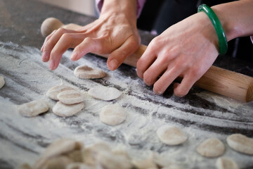 生地を麺棒で伸ばす