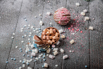 Schocko Bombe mit Kakao Pulwer und Meschmelow auf Holzhintergrund