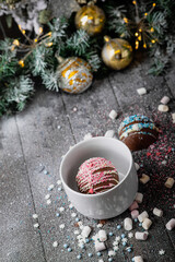 Schocko Bombe mit Kakao Pulwer und Meschmelow auf Holzhintergrund