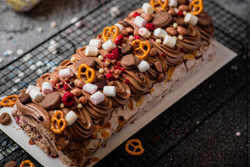 Schokoladen Dessert, Kuchen mit Sahne auf Holzhintergrund 