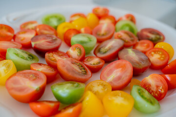 半分に切ったミニトマト