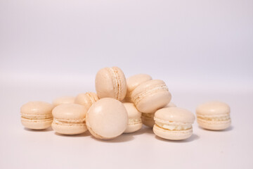 Zart-weiße Macarons mit Cream Cheese-Füllung