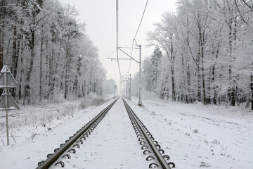 Tory kolejowe w zimowej scenerii