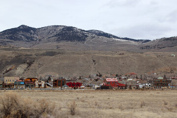 Paisaje con pequeña aldea remota y casas de colores en Montana, Estados Unidos - obrazy, fototapety, plakaty