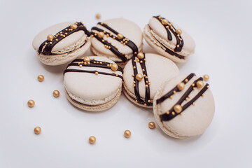 Leckere Macarons mit Schoko-Verzierung