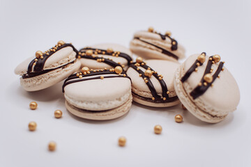 Leckere Macarons mit Schoko-Verzierung
