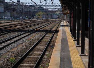 駅ホーム乗り場の黄色い線