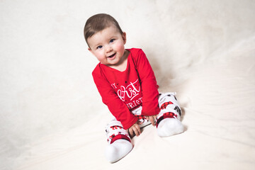 First Christmas, Baby guckt frontal in Kamera
