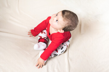 Baby schaut nach oben