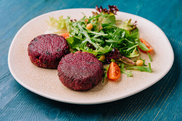Beet cutlets with couscous and arugula