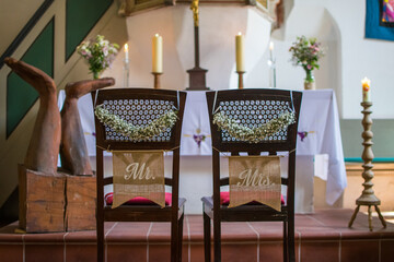 Mr. & Mrs., geschmückte Stühle vor dem Altar