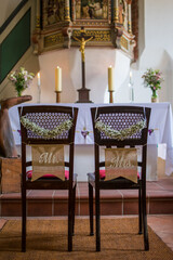 Mr. & Mrs., geschmückte Stühle vor dem Altar