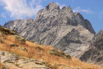 Majestätischer Alpengipfel im Fokus; Punta Pioda (3238m, Bernina-Alpen), Ostwand von der Albignahütte