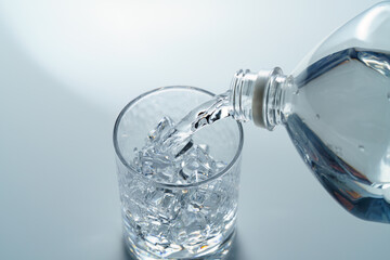 グラスに注がれる水