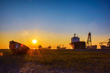Fototapeta premium oil tanker at sunset